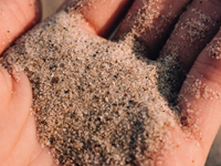 Hand mit Sand
